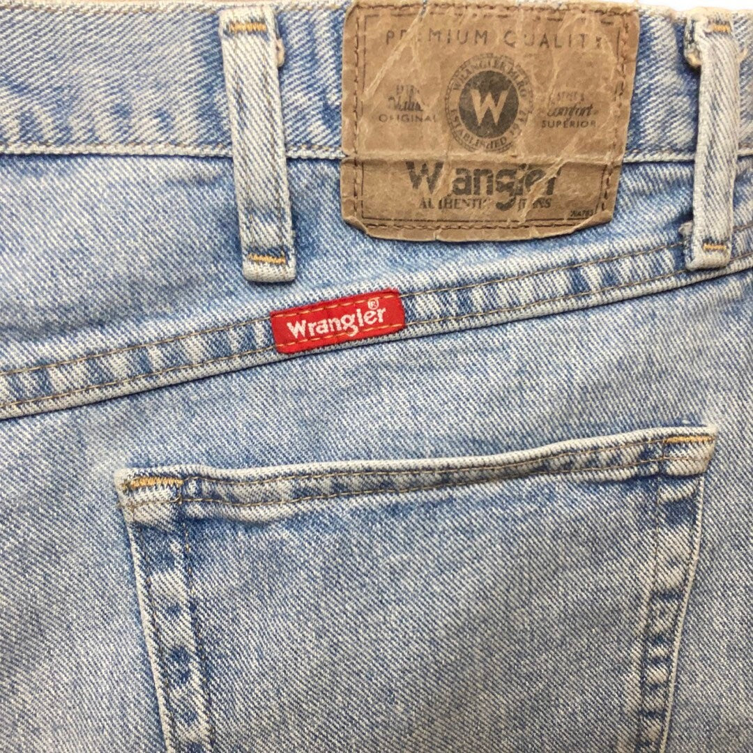 Vintage Wrangler jeans, Light Wash denim, light blue wash jeans, 90s denim, wide leg denim, baggy jeans, size W34, 100% cotton, relaxed fit