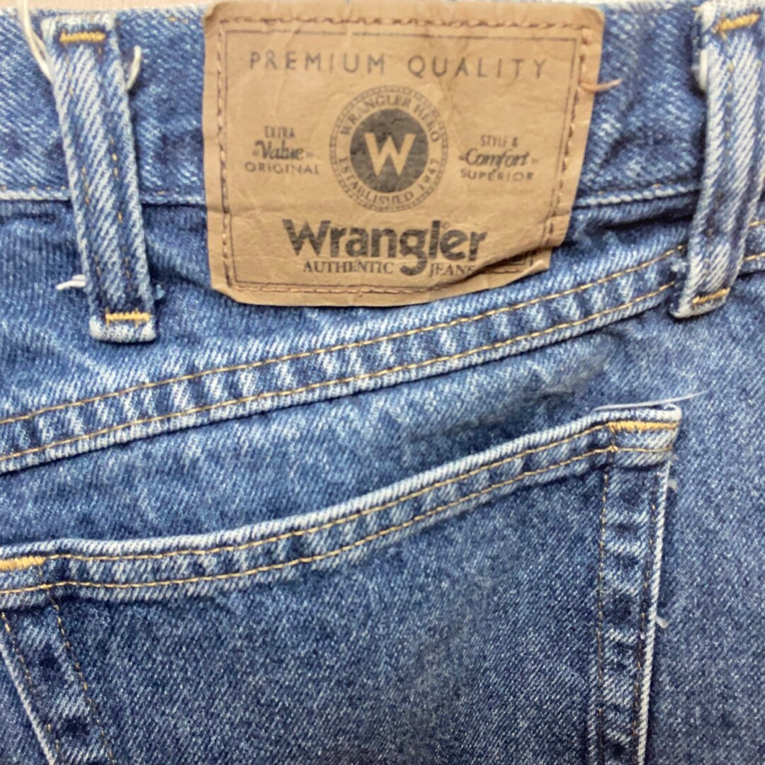 Vintage Wrangler jeans, Dark Wash denim, blue wash jeans, 90s denim, wide leg denim, baggy jeans, size W33, 100% cotton, relaxed fit